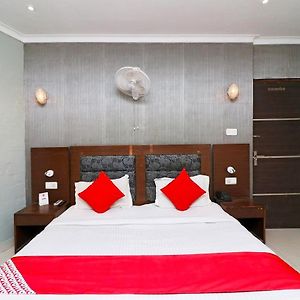 Oyo Hotel Metro Tower Near Ambience Mall